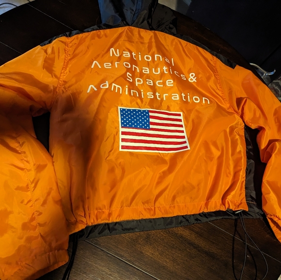 NASA orange and black windbreaker - Picture 2 of 7